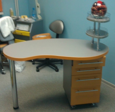 Маникюрный стол