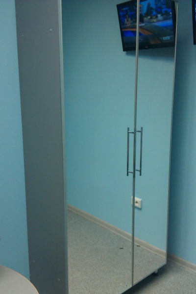 Зеркальный шкаф