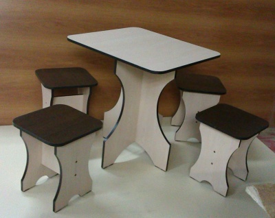  Cтолик с табуретами