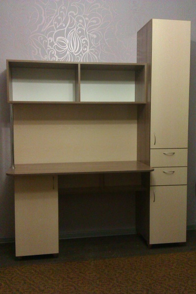 Стол письменный с пеналом